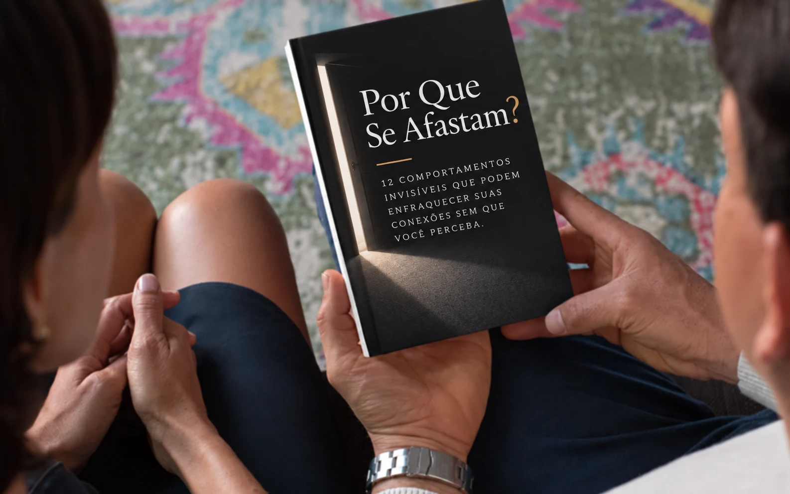 Casal com o livro Por Que Se Afastam? (imagem ilustrativa)